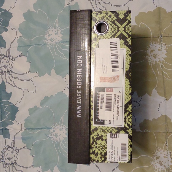 👣Unique CAPE ROBBIN 👣Somewhere Colorblock Chain Detail Boots footwear - Picture 11 of 16